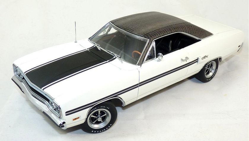 GMP 118 1970 Plymouth GTX, Black Gator Grain Vinyl Top over White 