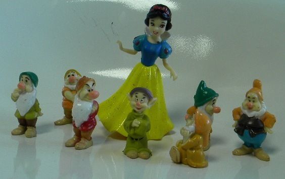 VINTAGE SET DOLLS SNOW WHITE & 7 DWARVES PLASTIC DOLL LITHO  