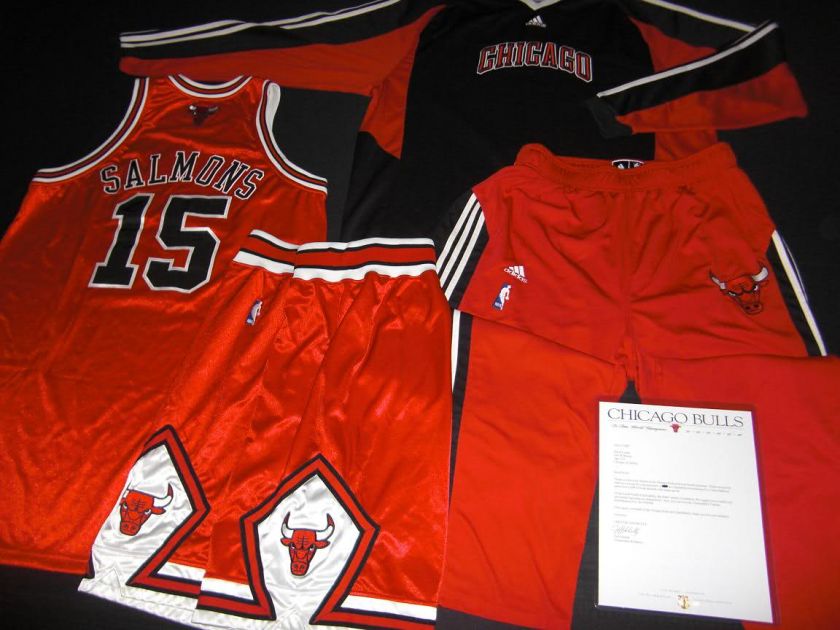   Worn Chicago Bulls #15 RED2 Jersey Shorts Warmups Bulls LOA  