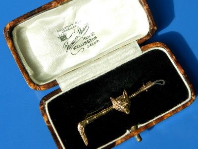 ANTIQUE VICTORIAN 15ct GOLD FOX RIDING CROP TIE STICK PIN & CASE 