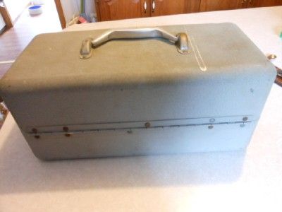 VINTAGE UNKNOWN ALUMINUM TACKLE BOX IN VERY GOOD CONDITION AS