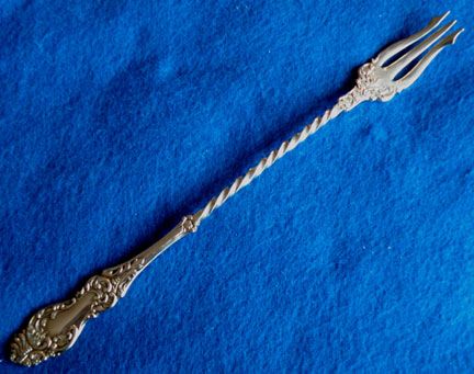 SILVER COMPANY 1877 LONG HANDLE FLORAL OLIVE FORK  