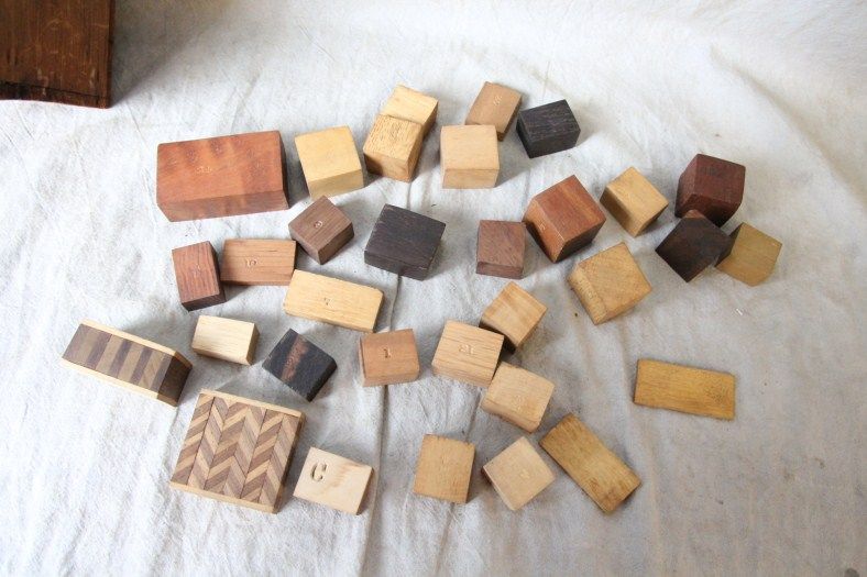 L166 ANTIQUE SLIDING LID SPICE BOX AND WOOD SAMPLE BLOCKS  